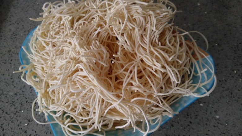 豆角素卤面,<a style='color:red;display:inline-block;' href='/shicai/ 526'>面条</a>从冰箱冷藏拿出解冻,均匀涂上食用油。