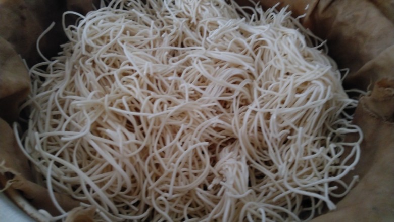 豆角素卤面,电饭锅中加入适量水,水开后放入卤面蒸20分钟,再均匀浇上半碗清水,再蒸10分钟。