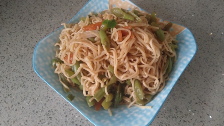 豆角素卤面,盛入盘中。