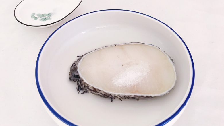 年年有鱼:清蒸鳕鱼,撒上少许食盐 涂抹均匀