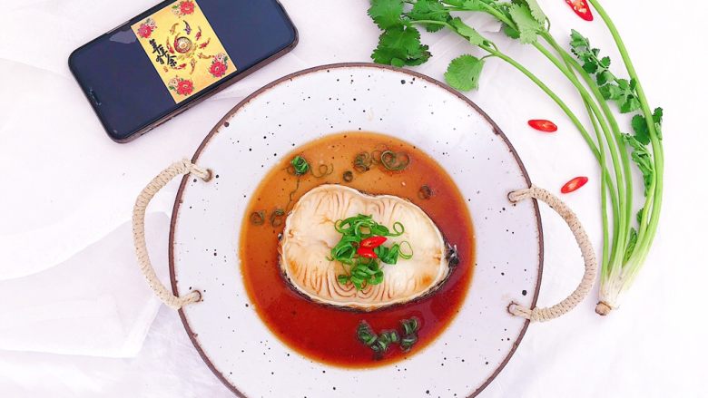 年年有鱼:清蒸鳕鱼,摆盘时搁上少许葱丝和红辣椒圈装饰