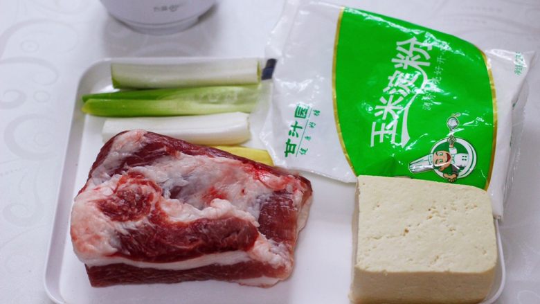 香炸猪肉豆腐丸子,准备好所有炸丸子的食材。