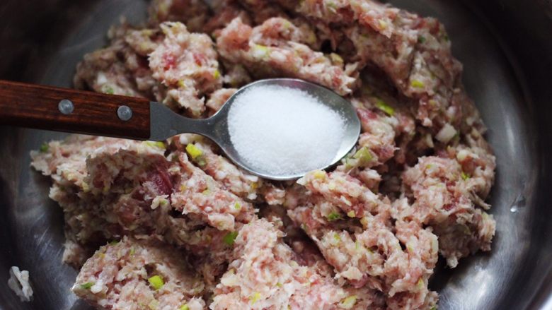 香炸猪肉豆腐丸子,加入适量的盐调味,再倒入<a style='color:red;display:inline-block;' href='/shicai/ 718'>料酒</a>去除腥味。
