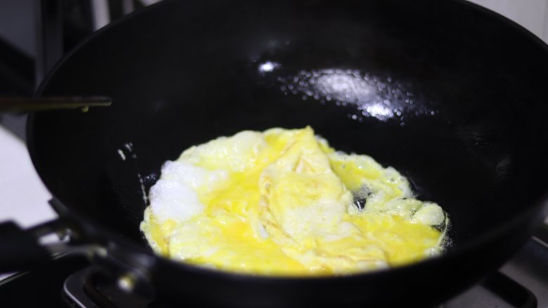 年味浓浓的黑麦蒸饺,为健康加分,来做馅,首先热锅倒入油,炒<a style='color:red;display:inline-block;' href='/shicai/ 9'>鸡蛋</a>,炒到凝固熟了即可,不用炒的太老。