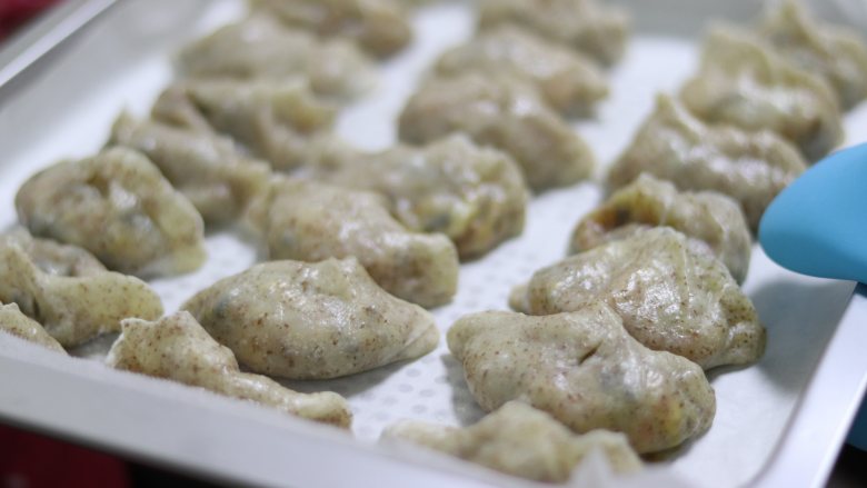 年味浓浓的黑麦蒸饺,为健康加分,饺子就做好了。准备蘸汁开吃吧。