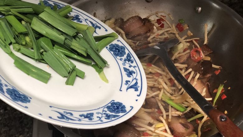 碧叶琼枝烟火香➕鱼腥草蒜苗炒腊肉,转大火,加入蒜叶,翻炒均匀,尝下咸淡,如果觉得淡,可以加入少许食盐调味。剁椒酱肉都比较咸,盐一定不要加多了。