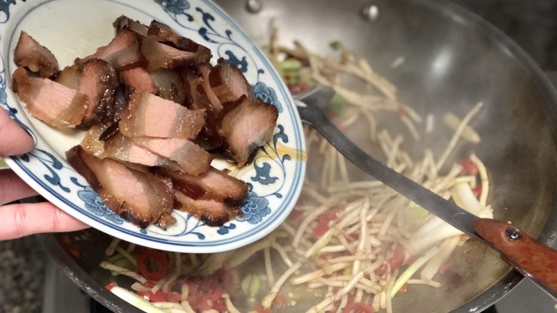 碧叶琼枝烟火香➕鱼腥草蒜苗炒腊肉,加入酱肉,翻炒一分钟,如果怕肥腻的,可以先煸炒腊肉,煸出多余油脂盛出一部分,再加入姜蒜煸香