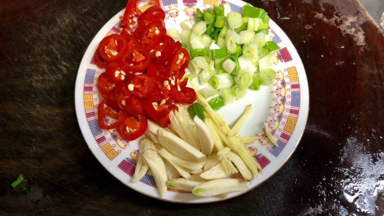 碧叶琼枝烟火香➕鱼腥草蒜苗炒腊肉,辣椒清洗去蒂切圈,小葱择好洗净切末,姜洗净切姜丝,蒜剥皮切蒜片