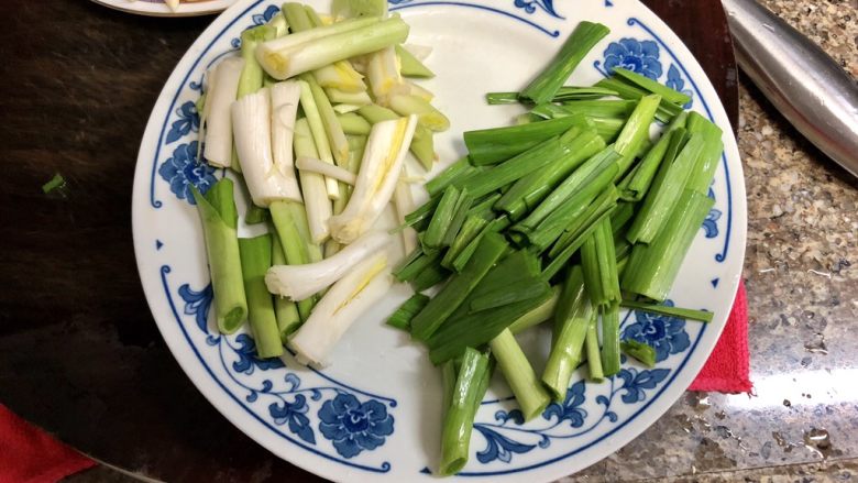 碧叶琼枝烟火香➕鱼腥草蒜苗炒腊肉,蒜苗择好洗净,蒜白用刀背拍几下,切斜段,蒜白蒜叶分开放