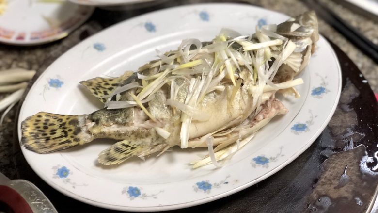 #年年有鱼#桃花流水鳜鱼肥➕家常清蒸鳜鱼,怕吃到姜的,可以把姜丝取出,在鱼身上撒上一些葱丝