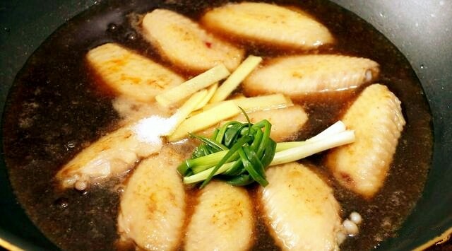 可乐鸡翅,再加入半勺盐调味,一勺酱油,大火煮开后转小火。