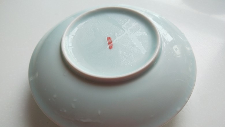 五花肉酱油扣肉,扣肉拿出来,把盘子扣在碗上。