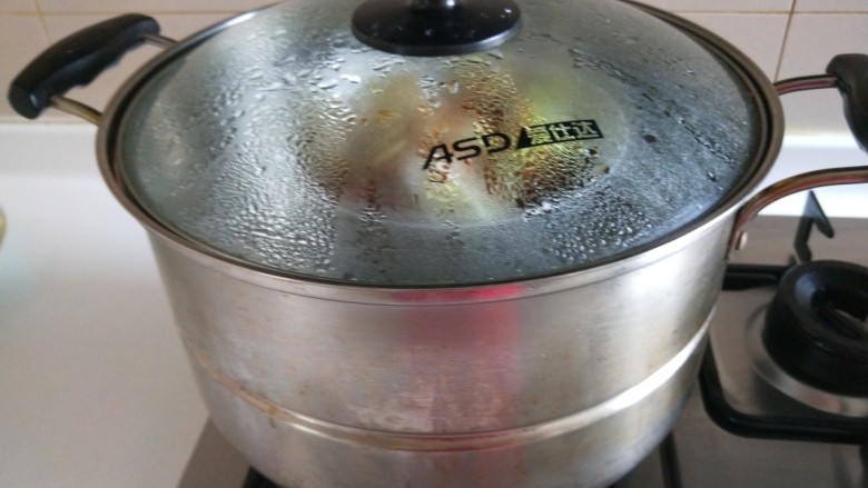 五花肉酱油扣肉,锅中加入足够的水,放入扣肉大火蒸两个小时,中途加一次水以免烧干。