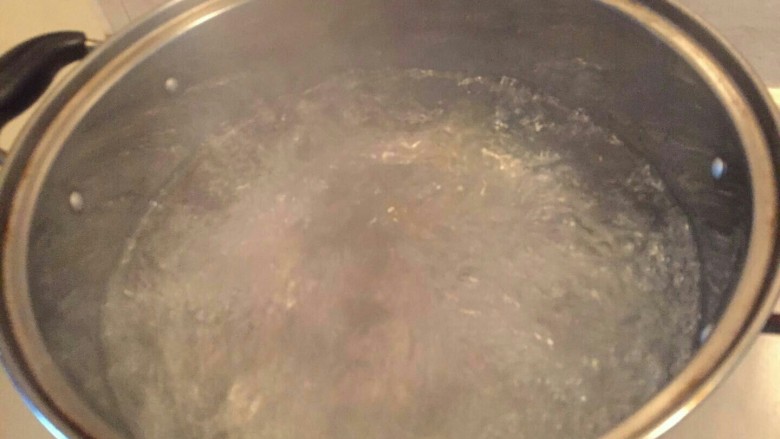 鸡汁荠菜百叶包✨,;在一个大锅里煮一碗水烧开,准备要烫荠菜了。