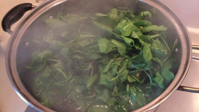 鸡汁荠菜百叶包✨,把荠菜全部投入沸水中,马上关掉火。在沸水里烫一烫。