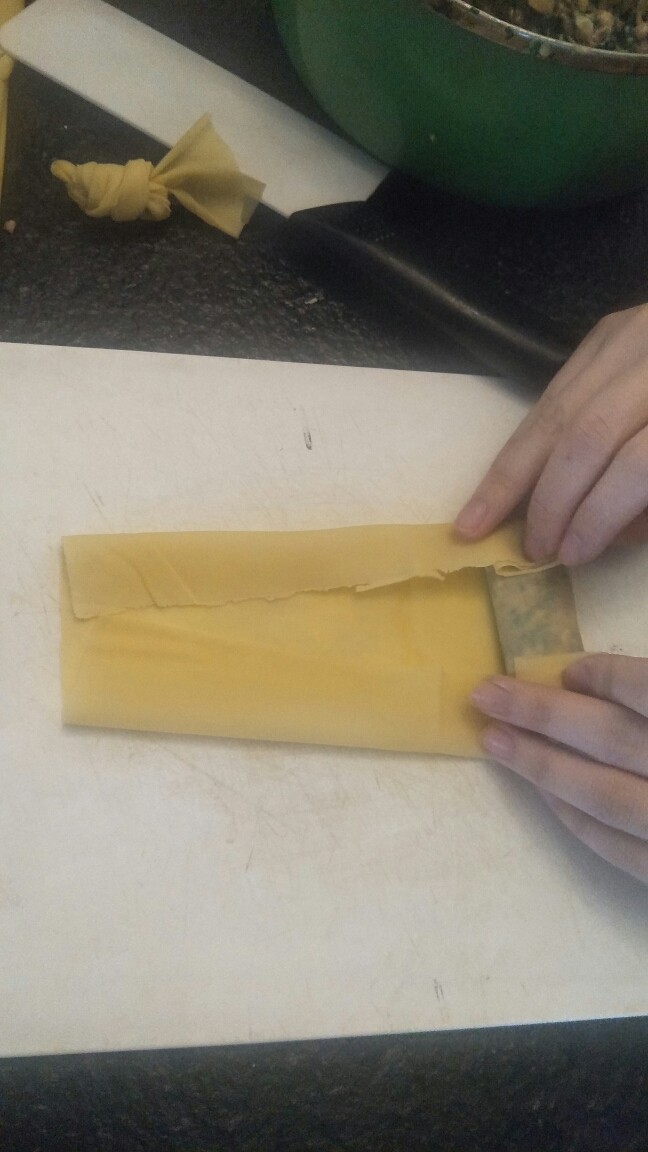 鸡汁荠菜百叶包✨,再把馅料包好象在包春卷一样。馅料可以放多一点,只要你包的住