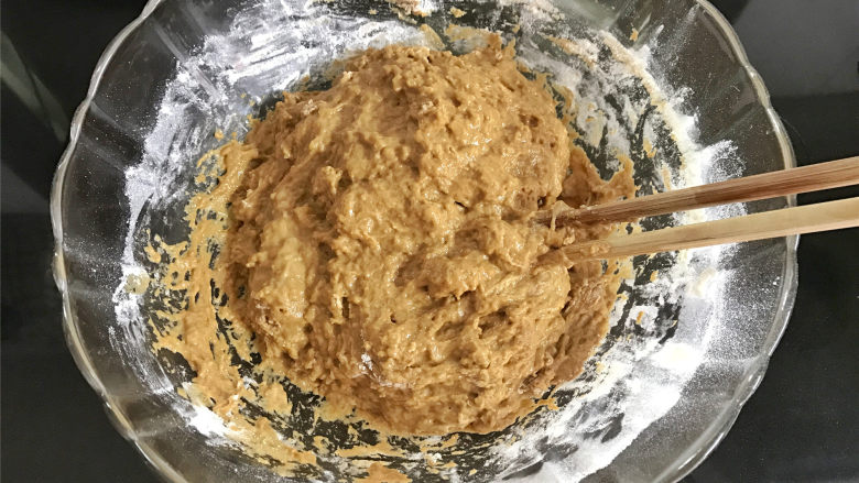红糖发糕,酵母和面粉混合均匀后,把放晾的红糖水倒入。