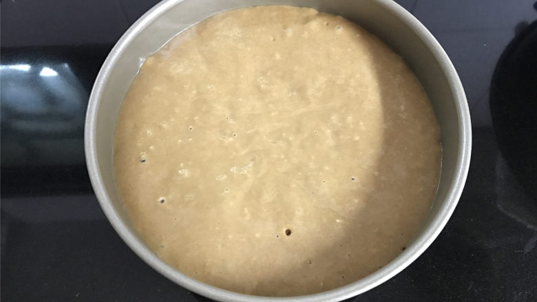 红糖发糕,放在温暖处进行发酵,发酵至两倍大,表面出现小汽泡就可以取出。