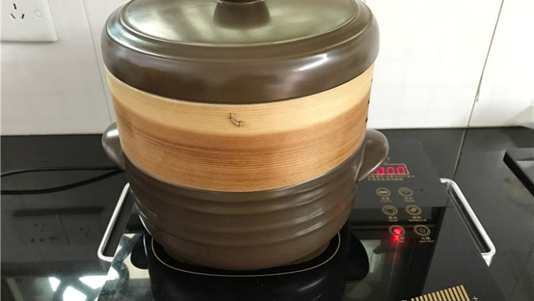 红糖发糕,把模具放入蒸锅,冷水开蒸,大火煮开后转中火,蒸30分钟左右即可熄火,蒸的过程中不要打开锅盖,熄火后焖5分钟再打开锅盖。