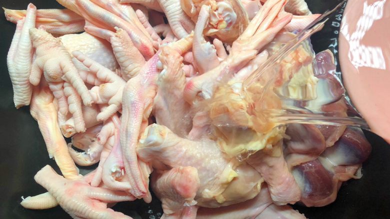 大锅卤水,把步骤一的所有食材倒入大锅里,倒入清水,水量低于食材1cm即可,大火把水烧开。