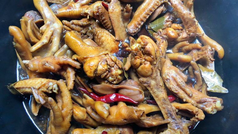 大锅卤水,汤汁开了以后,用筷子试一下味道,如果不够咸,再加点生抽,然后装中火慢煮,隔5分钟翻一次面,大概翻4到5次就差不多了。