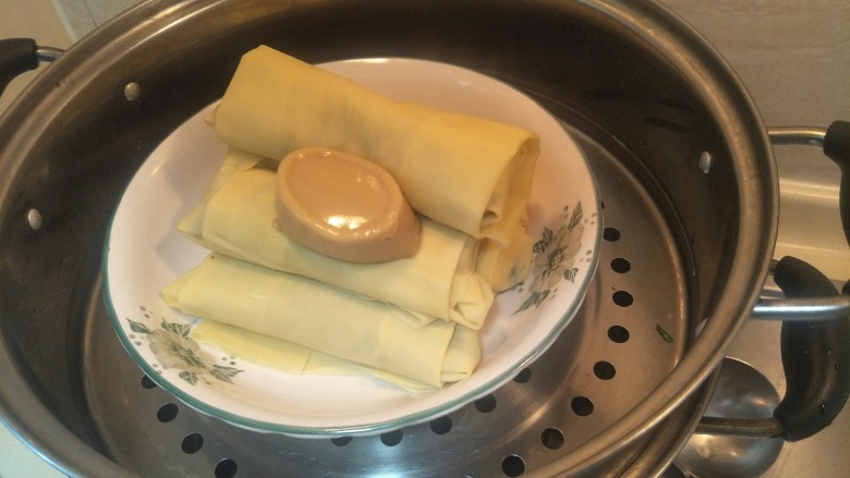 鸡汁荠菜百叶包✨,加入一块浓汤宝,在加入适量的清水。大火蒸35分钟