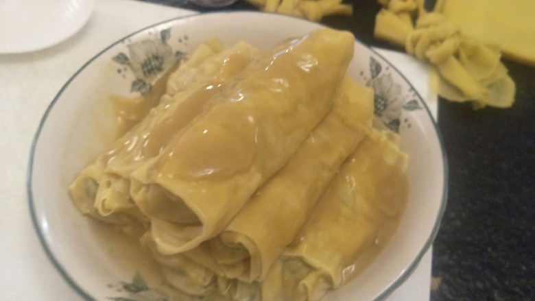 鸡汁荠菜百叶包✨,出来后。外面鸡汁浓郁一口咬下去,里面荠菜肉汁,一口咬下去满满的,很实在。