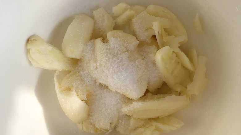东北特色:猪皮水晶皮冻,大蒜去皮放进碗里加些食盐