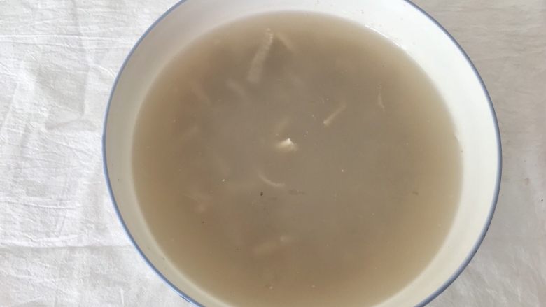 东北特色:猪皮水晶皮冻,蒸好的肉皮汤自然冷却凝固