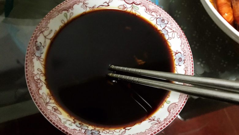秋葵拌三文鱼,挤入少许青芥末,拌匀