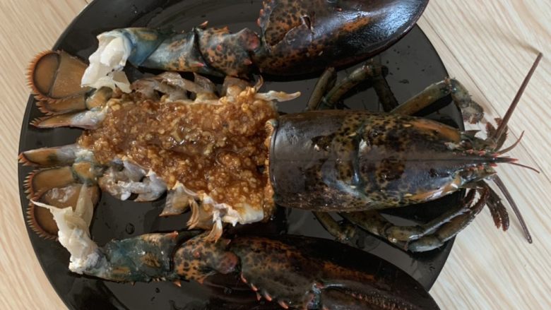 年夜饭—蒜蓉蒸龙虾,抹蒜蓉腌制一会