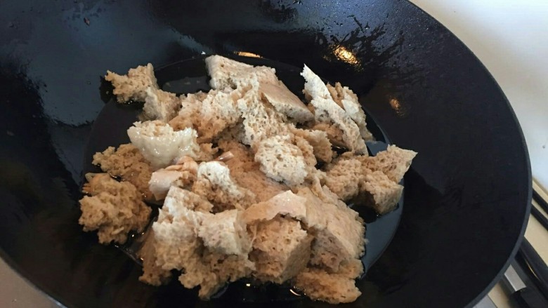 年夜饭特辑—四喜烤麸✨,烤麸下锅后中火煸炒2-3分钟