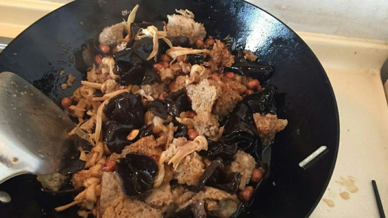 年夜饭特辑—四喜烤麸✨,继续煸炒,最小火翻炒把烤麸里把水分炒掉就可以了。