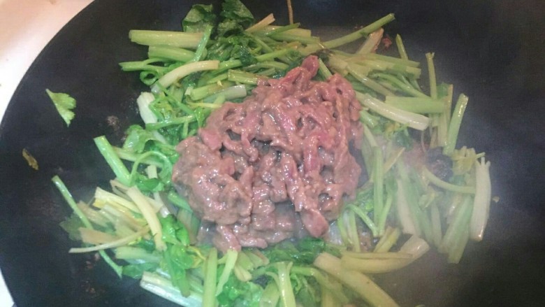 芹菜炒牛肉丝,加入牛肉丝