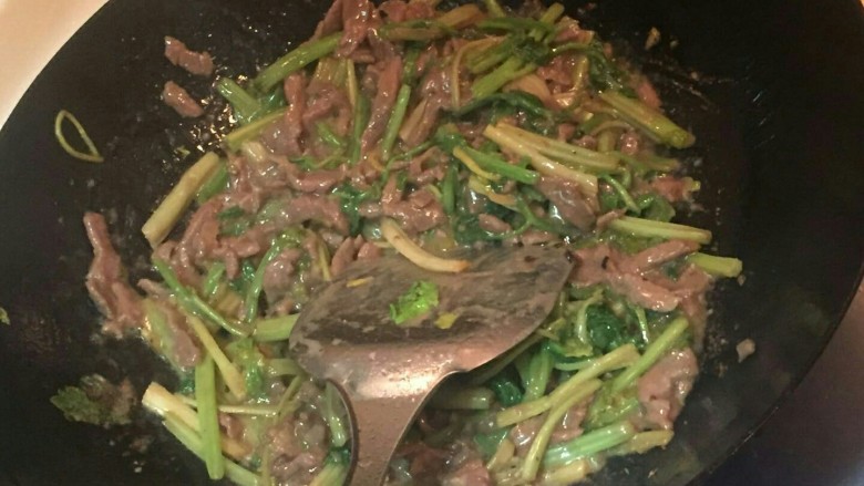 芹菜炒牛肉丝,继续大火煸炒2分钟