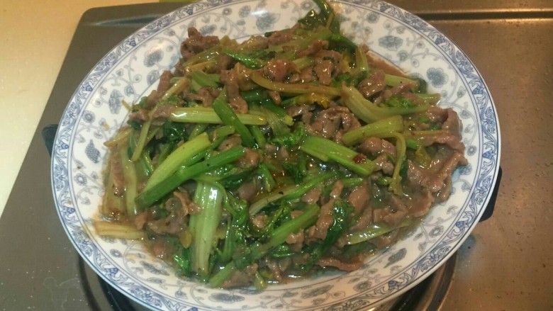 芹菜炒牛肉丝,出锅完成，牛肉还是嫩嫩的