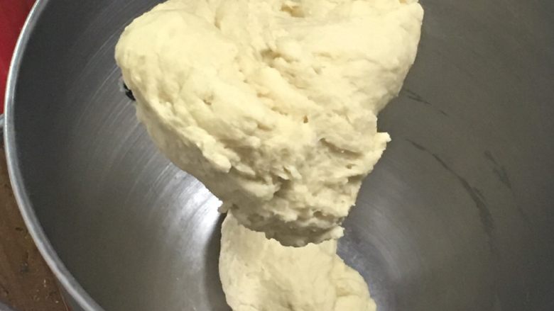 奶黄小面包,启动厨师机揉面20分钟,检查面团状态,还没有光滑继续揉面。