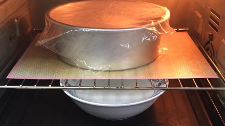 奶黄小面包,烤箱发酵档,底部放一碗热水,模具送入烤箱发酵60分钟。
