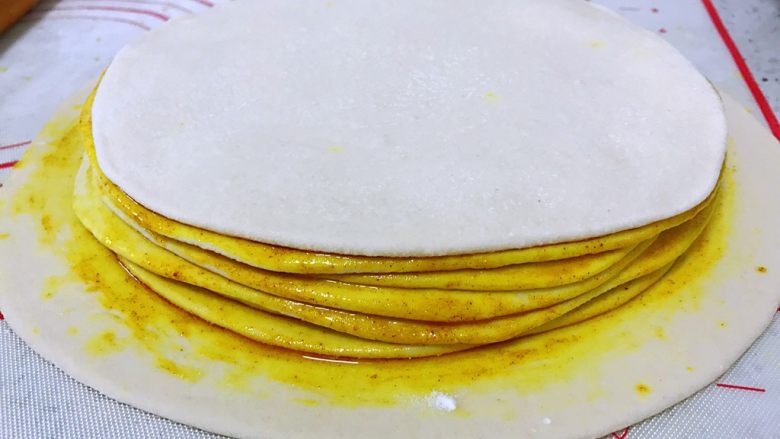 姜黄千层饼,最后面的一个拿来封顶,上面就不刷了,直接拿来盖上就行。