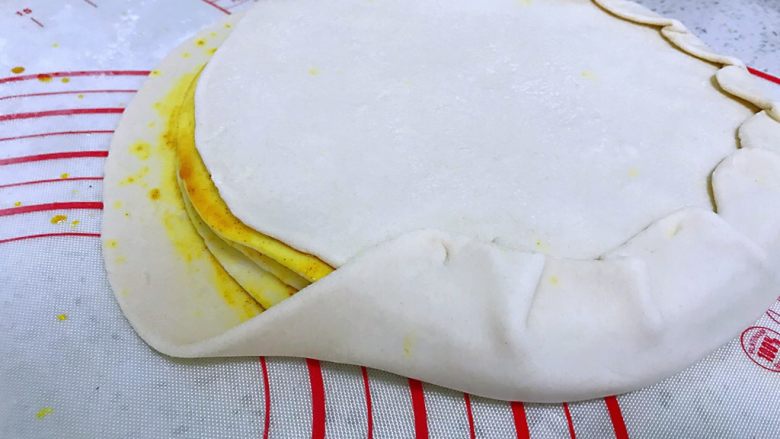 姜黄千层饼,如图,最下面的一个面饼拉上来包裹住。