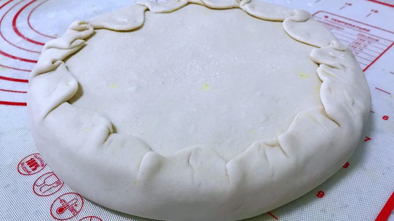 姜黄千层饼,直到全部包完,稍稍压紧边缘。