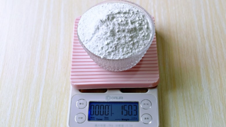 预热元宵节~猪圆玉润芝麻汤圆,首先将白色面团的糯米粉称重。
