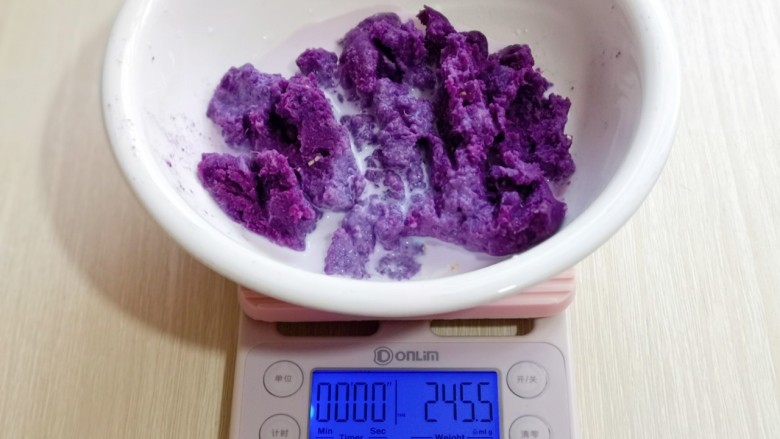 好吃不上火~红枣紫薯发糕,紫薯去皮,切小块,隔水蒸熟,用小勺碾碎,加入20g<a style='color:red;display:inline-block;' href='/shicai/ 219'>牛奶</a>,搅拌均匀。