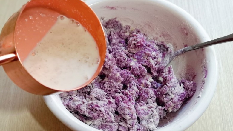 好吃不上火~红枣紫薯发糕,酵母粉加入剩下的牛奶化开,一边加入酵母水,一边搅拌。