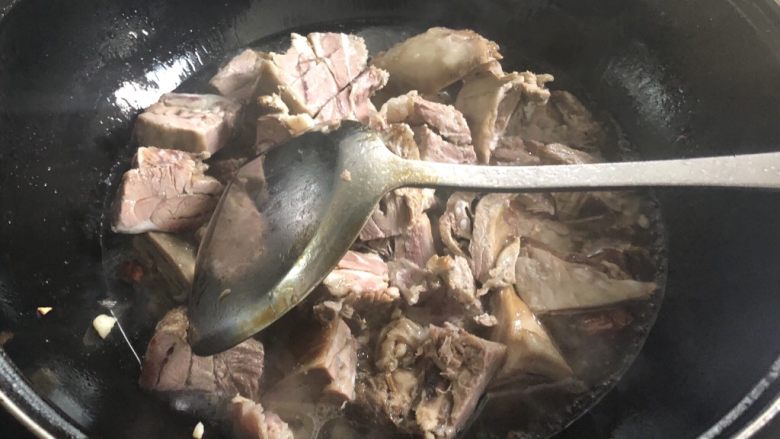 大蒜炒羊肉,加入一大碗清水。