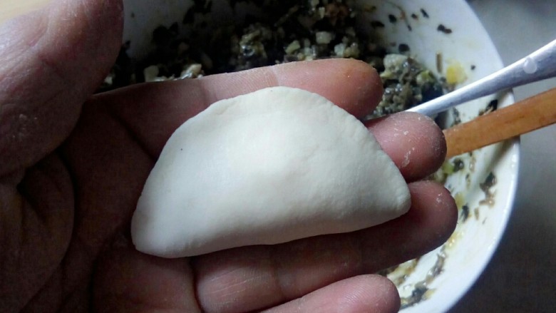 #年味集# 长寿馍馍,对折压紧,即成功。