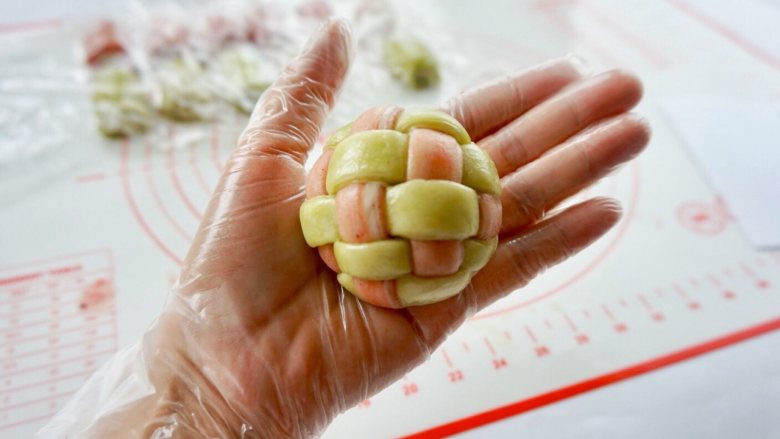 新年自制伴手礼—双色绣球酥,底部收好,揉圆。把剩余的全部包好。