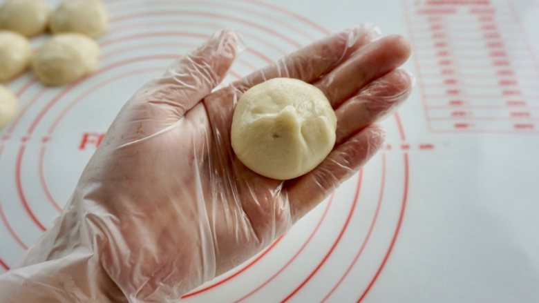 新年自制伴手礼—双色绣球酥,用虎口收好,掐掉小尖或按回去