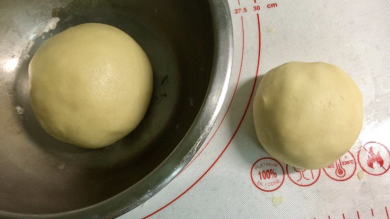 新年自制伴手礼—双色绣球酥,把(油酥)的所有食材混合均匀,揉成团,油皮面团先盖上保鲜膜醒面20分钟。