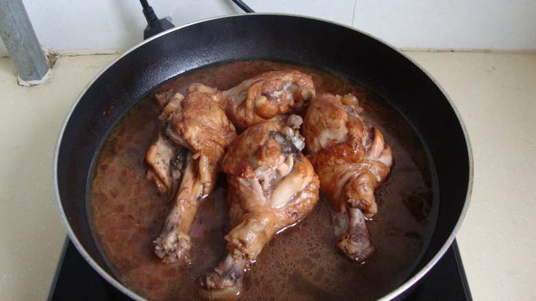 法餐:里昂洋葱醋鸡,放入煎好的鸡肉盖上锅盖焖煮至软烂,中间给鸡肉翻个面让其充分上色。把鸡肉再取出来备用